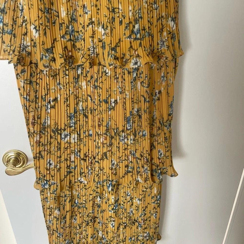 Summer yellow floral dress from Lulus - Picture 2 of 5